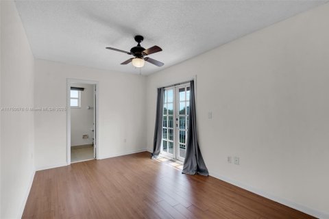 Condo in Coral Gables, Florida, 2 bedrooms  № 1729391 - photo 13