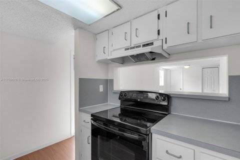 Condo in Coral Gables, Florida, 2 bedrooms  № 1729391 - photo 10