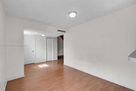 Condo in Coral Gables, Florida, 2 bedrooms  № 1729391 - photo 8