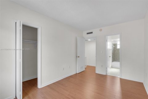 Condo in Coral Gables, Florida, 2 bedrooms  № 1729391 - photo 17