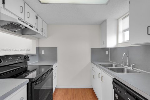 Condo in Coral Gables, Florida, 2 bedrooms  № 1729391 - photo 11