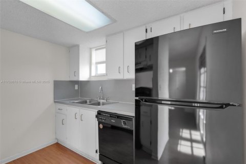 Condo in Coral Gables, Florida, 2 bedrooms  № 1729391 - photo 9