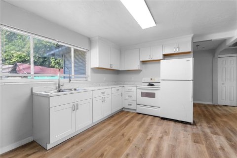 Immobilier commercial à vendre à Titusville, Floride: 7 chambres, 259.75 m2 № 2312304 - photo 5