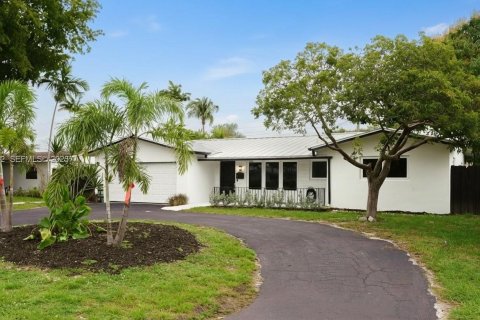 Casa en venta en Fort Lauderdale, Florida, 2 dormitorios, 165.92 m2 № 1994348 - foto 2