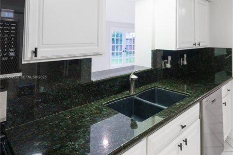 Casa en venta en Fort Lauderdale, Florida, 2 dormitorios, 165.92 m2 № 1994348 - foto 8