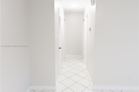 Casa en venta en Fort Lauderdale, Florida, 2 dormitorios, 165.92 m2 № 1994348 - foto 10