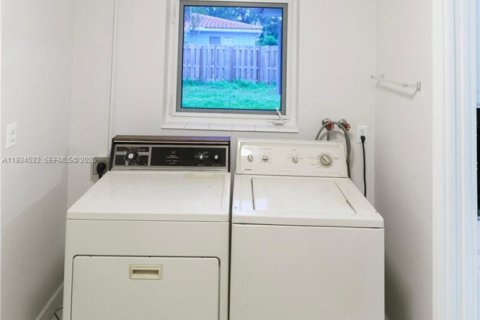 Casa en venta en Fort Lauderdale, Florida, 2 dormitorios, 165.92 m2 № 1994348 - foto 20