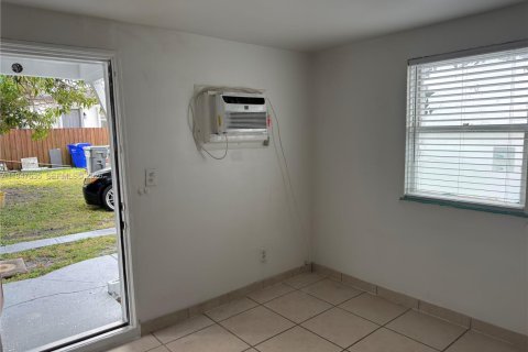 Снять в аренду коммерческую недвижимость в Холливуд, Флорида 270.44м2, № 2004301 - фото 5