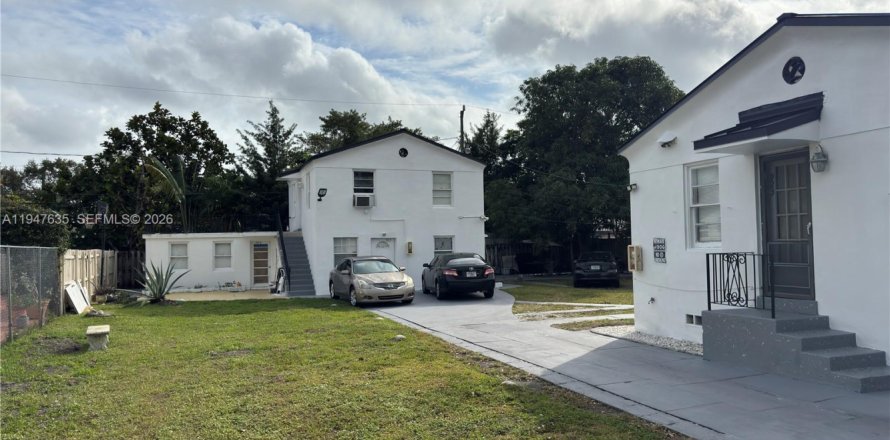 Коммерческая недвижимость в Холливуд, Флорида 270.44м2 № 2004301