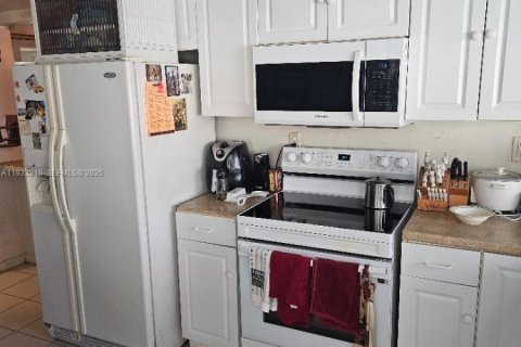 Casa en venta en Miami, Florida, 4 dormitorios, 167.5 m2 № 1992173 - foto 9