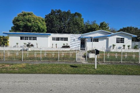 Casa en venta en Miami, Florida, 4 dormitorios, 167.5 m2 № 1992173 - foto 2