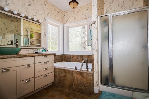 House in Eastpoint, Florida 4 bedrooms, 223.8 sq.m. № 1105761 - photo 24