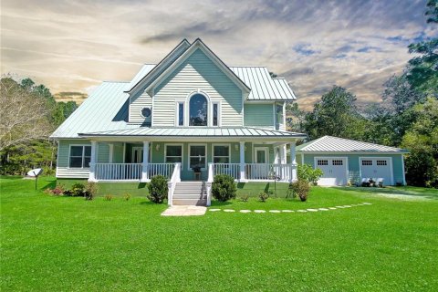 House in Eastpoint, Florida 4 bedrooms, 223.8 sq.m. № 1105761 - photo 1