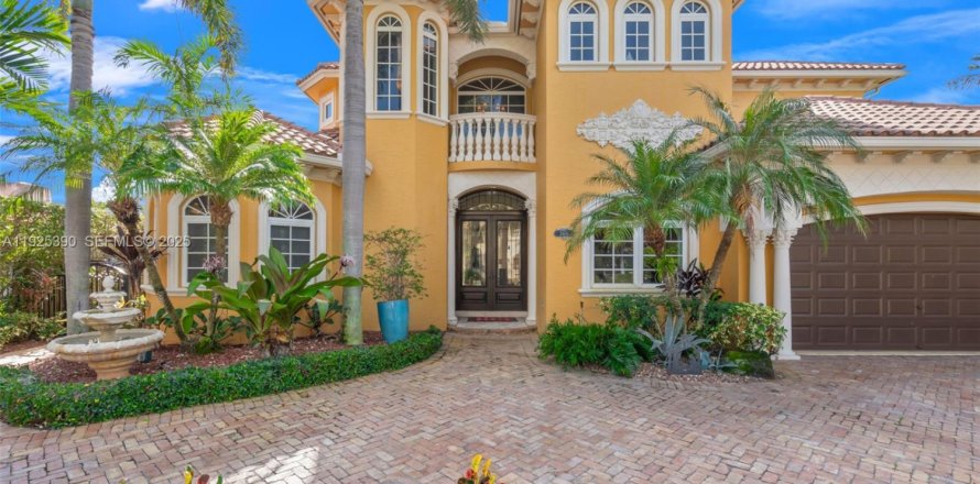 House in Pompano Beach, Florida 4 bedrooms, 256.32 sq.m. № 1984713