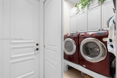 House in Pompano Beach, Florida 4 bedrooms, 256.32 sq.m. № 1984713 - photo 22