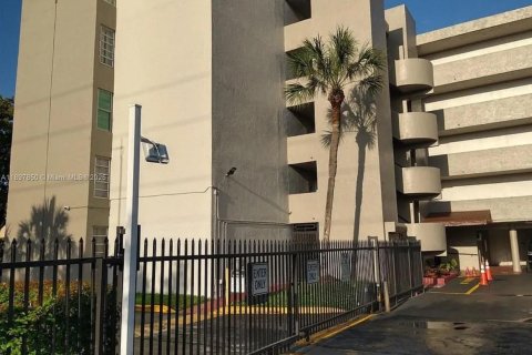 Снять в аренду кондоминиум в Майами, Флорида 1 спальня, 75.9м2, № 1949812 - фото 1