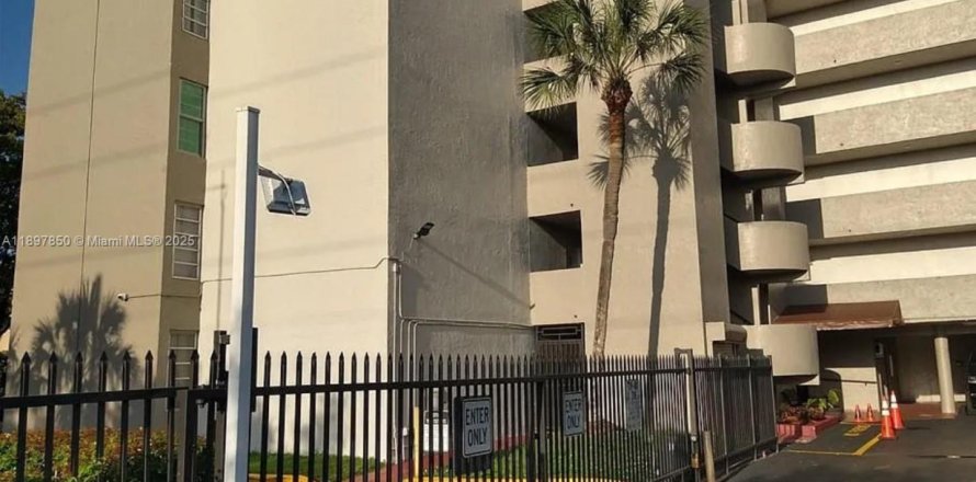 Кондоминиум с 1 спальней в Майами, Флорида № 1949812