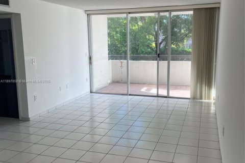 Снять в аренду кондоминиум в Майами, Флорида 1 спальня, 75.9м2, № 1949812 - фото 3