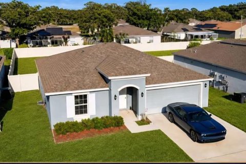 House in Haines City, Florida 4 bedrooms, 182 sq.m. № 2204315 - photo 2