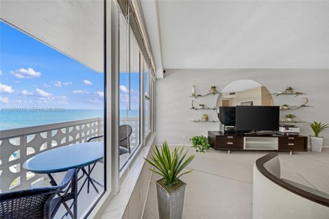 Condo in Fort Lauderdale, Florida, 2 bedrooms  № 2040147 - photo 10