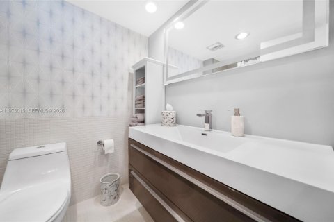 Condo in Fort Lauderdale, Florida, 2 bedrooms  № 2040147 - photo 16