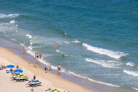 Condo in Fort Lauderdale, Florida, 2 bedrooms  № 2040147 - photo 2