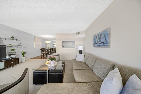 Condo in Fort Lauderdale, Florida, 2 bedrooms  № 2040147 - photo 9