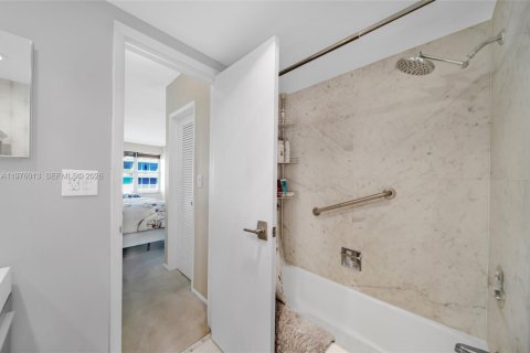 Condo in Fort Lauderdale, Florida, 2 bedrooms  № 2040147 - photo 17