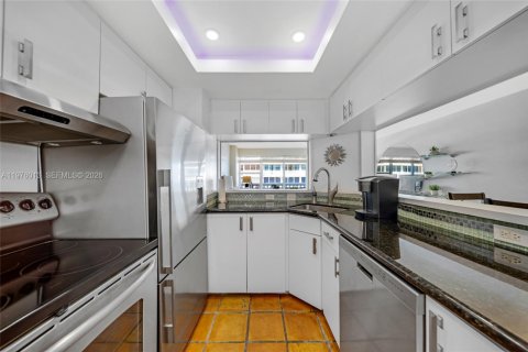 Condo in Fort Lauderdale, Florida, 2 bedrooms  № 2040147 - photo 4