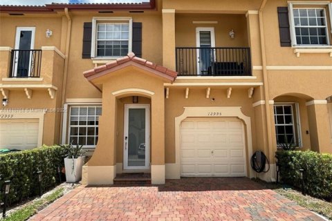 Adosado en venta en Miami, Florida, 3 dormitorios, 155.15 m2 № 1777668 - foto 1