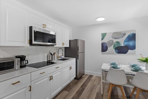 Casa en venta en Miami, Florida, 3 dormitorios, 109.72 m2 № 1968521 - foto 23