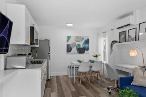 Casa en venta en Miami, Florida, 3 dormitorios, 109.72 m2 № 1968521 - foto 16