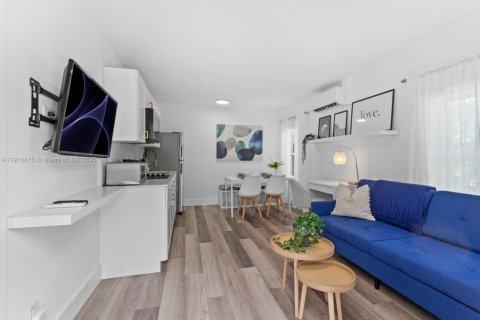 Casa en venta en Miami, Florida, 3 dormitorios, 109.72 m2 № 1968521 - foto 11