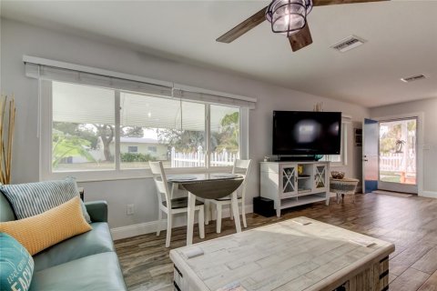 House in Indian Rocks Beach, Florida 2 bedrooms, 107.21 sq.m. № 2195436 - photo 21
