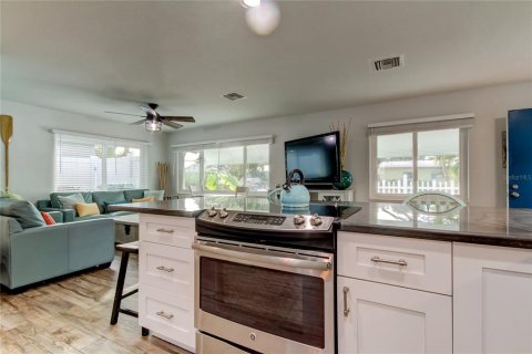 House in Indian Rocks Beach, Florida 2 bedrooms, 107.21 sq.m. № 2195436 - photo 19
