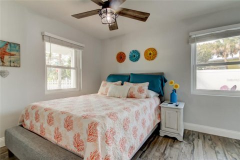 House in Indian Rocks Beach, Florida 2 bedrooms, 107.21 sq.m. № 2195436 - photo 5
