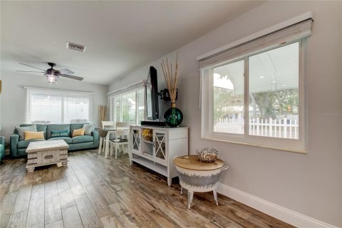 House in Indian Rocks Beach, Florida 2 bedrooms, 107.21 sq.m. № 2195436 - photo 9