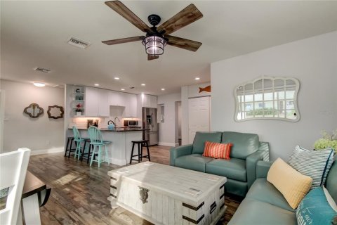 House in Indian Rocks Beach, Florida 2 bedrooms, 107.21 sq.m. № 2195436 - photo 10