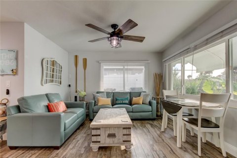 House in Indian Rocks Beach, Florida 2 bedrooms, 107.21 sq.m. № 2195436 - photo 3
