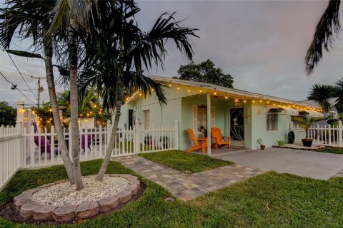 House in Indian Rocks Beach, Florida 2 bedrooms, 107.21 sq.m. № 2195436