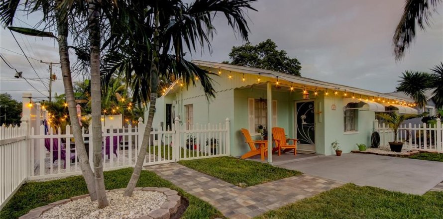 House in Indian Rocks Beach, Florida 2 bedrooms, 107.21 sq.m. № 2195436