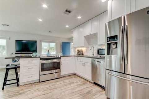 House in Indian Rocks Beach, Florida 2 bedrooms, 107.21 sq.m. № 2195436 - photo 4