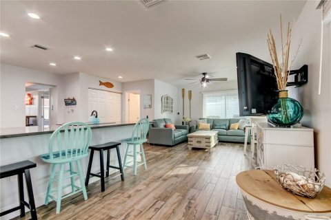 House in Indian Rocks Beach, Florida 2 bedrooms, 107.21 sq.m. № 2195436 - photo 8