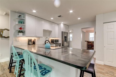 House in Indian Rocks Beach, Florida 2 bedrooms, 107.21 sq.m. № 2195436 - photo 15
