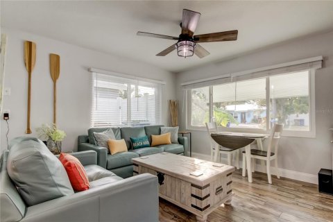 House in Indian Rocks Beach, Florida 2 bedrooms, 107.21 sq.m. № 2195436 - photo 11
