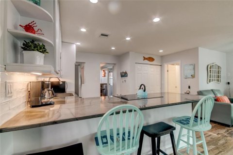 House in Indian Rocks Beach, Florida 2 bedrooms, 107.21 sq.m. № 2195436 - photo 16