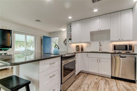 House in Indian Rocks Beach, Florida 2 bedrooms, 107.21 sq.m. № 2195436 - photo 18