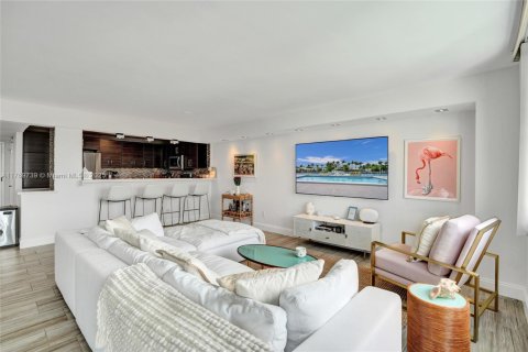 Condo in Bay Harbor Islands, Florida, 2 bedrooms  № 1691523 - photo 25