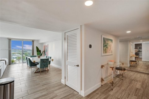 Condo in Bay Harbor Islands, Florida, 2 bedrooms  № 1691523 - photo 19