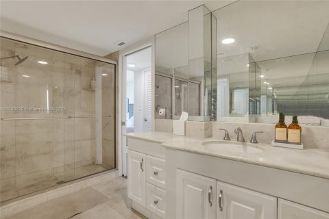 Condo in Bay Harbor Islands, Florida, 2 bedrooms  № 1691523 - photo 17
